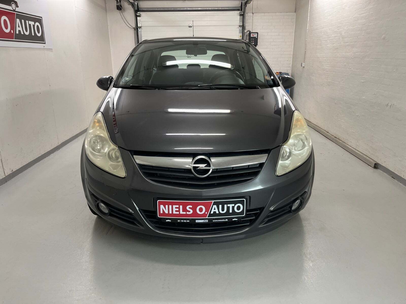 Grå Opel Corsa fra 2011