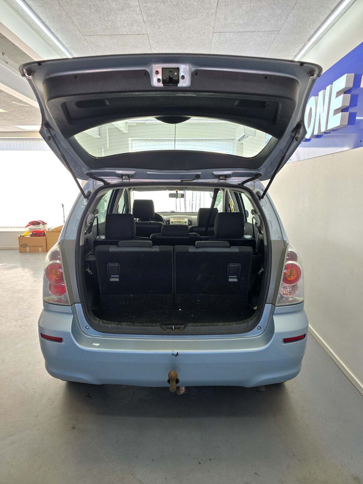 Blå Toyota Corolla Verso fra 2005