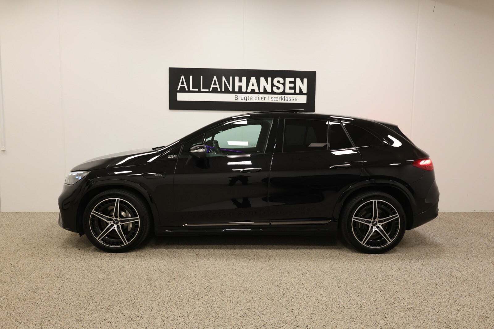 Sort Mercedes EQE43 SUV fra 2023