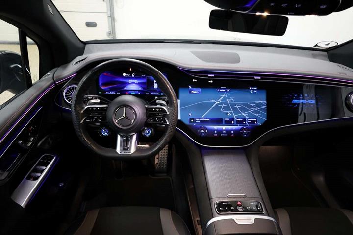 Sort Mercedes EQE43 SUV fra 2023 set indefra