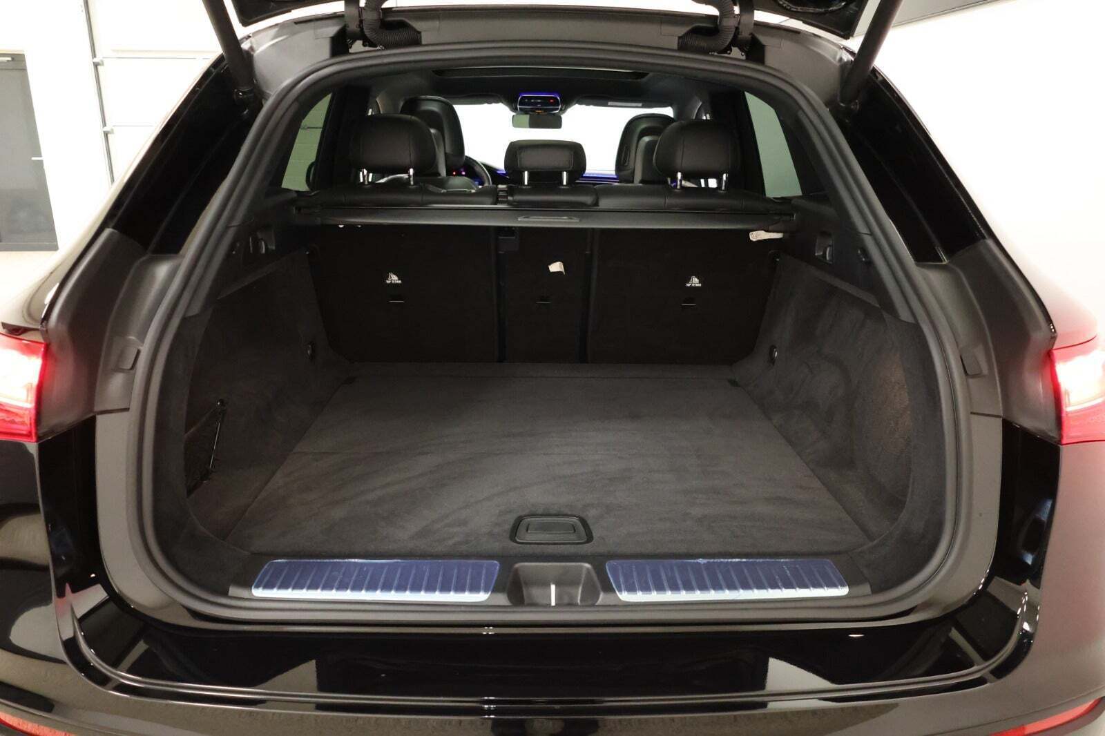 Sort Mercedes EQE43 SUV fra 2023