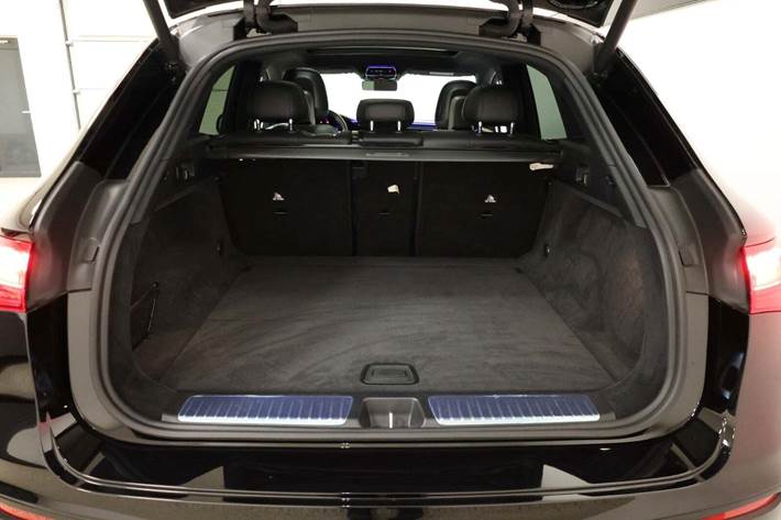 Sort Mercedes EQE43 SUV fra 2023