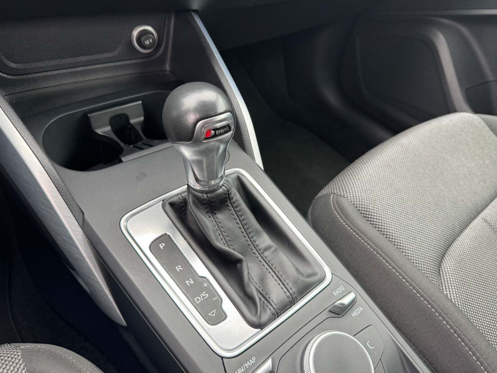 Grå Audi Q2 fra 2018