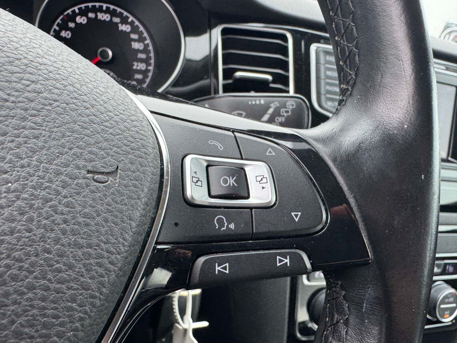 Grå VW Golf Sportsvan fra 2015