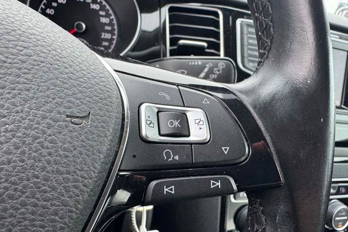 Grå VW Golf Sportsvan fra 2015