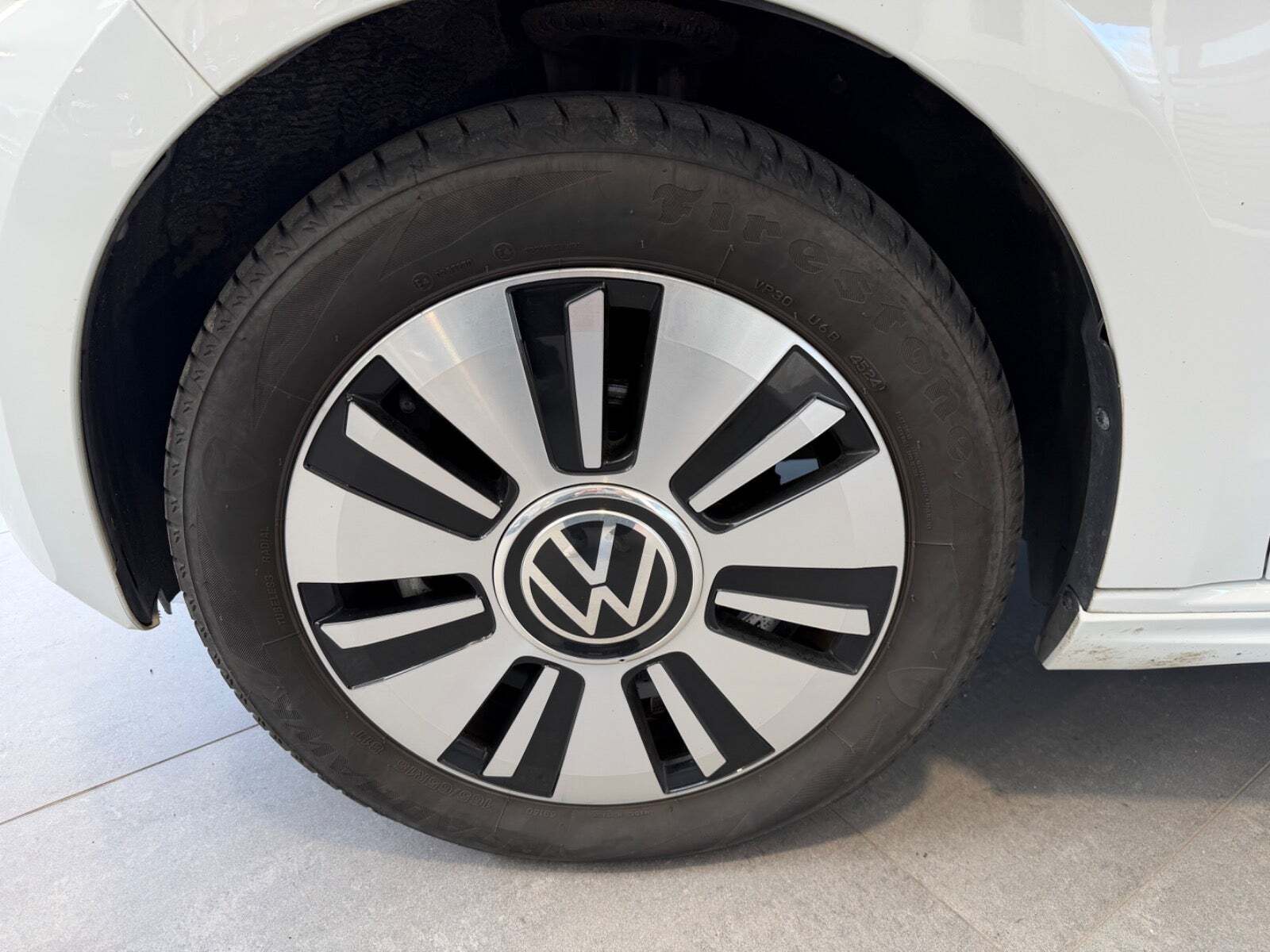 Hvid VW E-UP! fra 2023