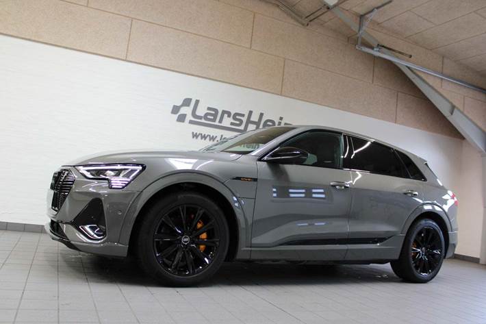 Grå Audi e-tron fra 2023