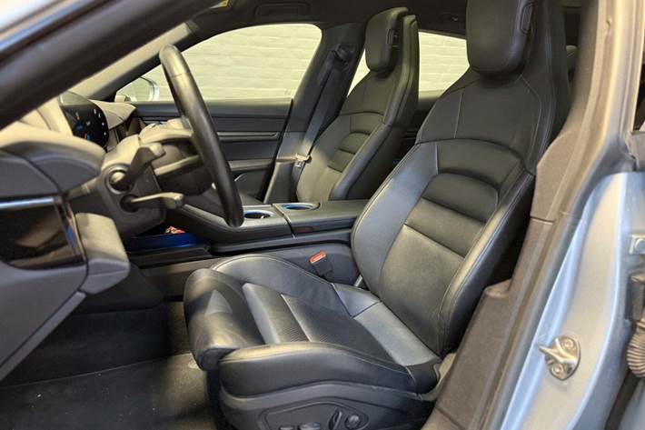 Sølv Porsche Taycan 4 fra 2023