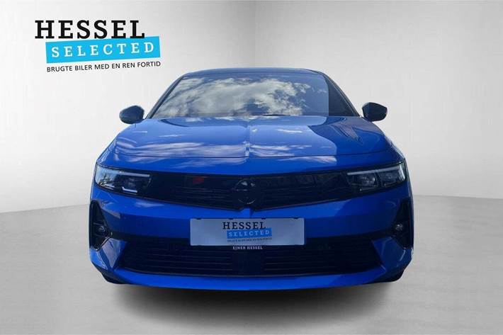 Blå Opel Astra-e fra 2023