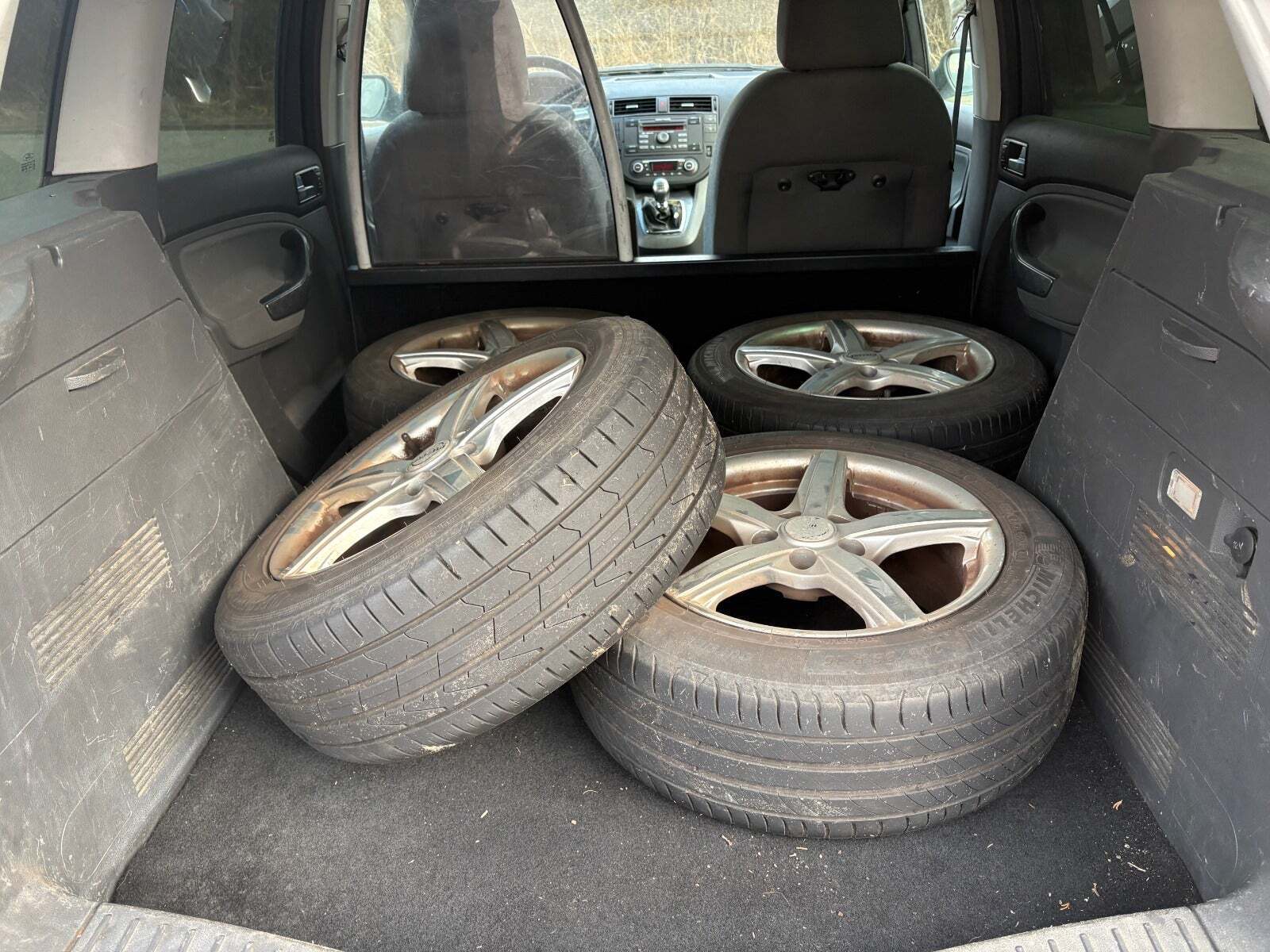 Gul Ford C-MAX fra 2009