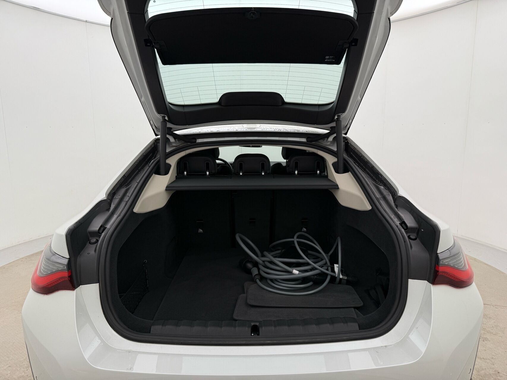 Hvid BMW i4 fra 2023
