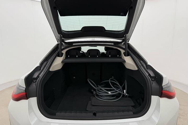 Hvid BMW i4 fra 2023