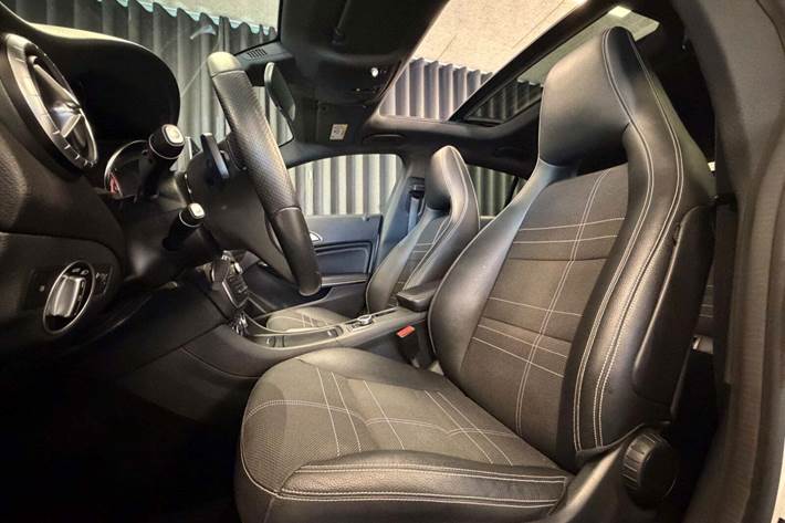 Sølv Mercedes CLA200 fra 2015