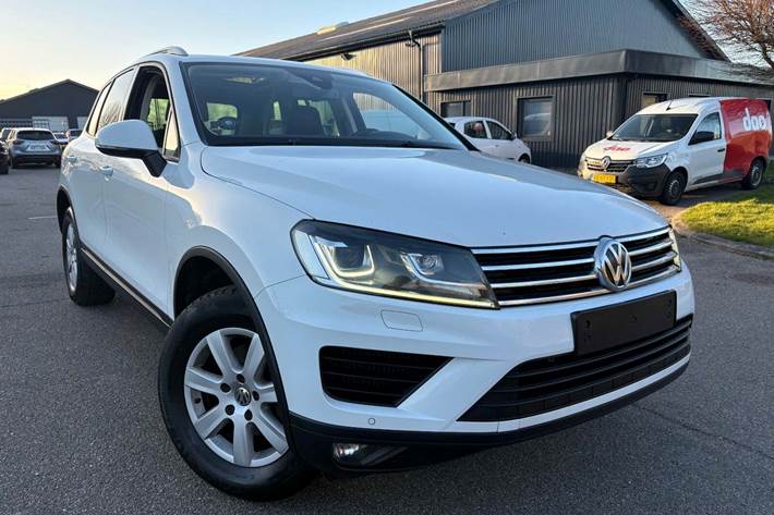 Hvid VW Touareg fra 2017 set udefra