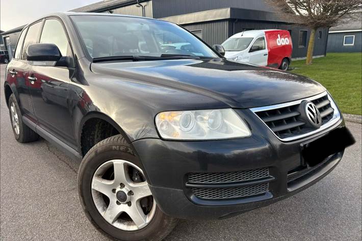 Gul VW Touareg fra 2004