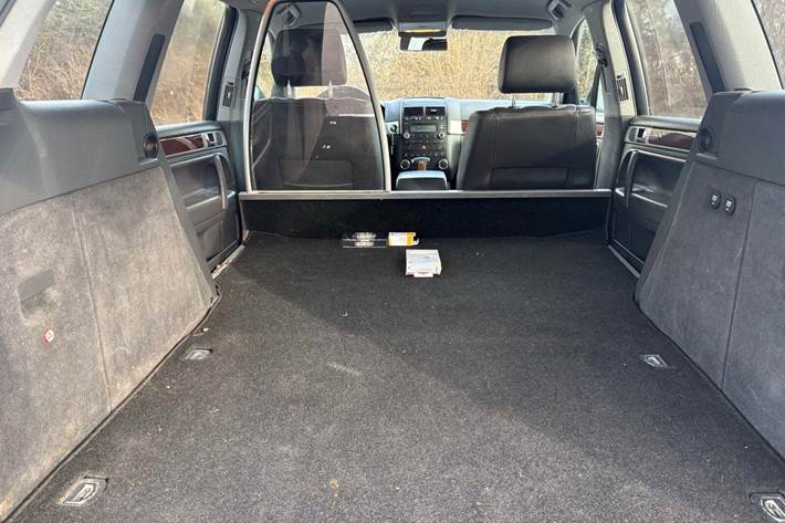 Gul VW Touareg fra 2004