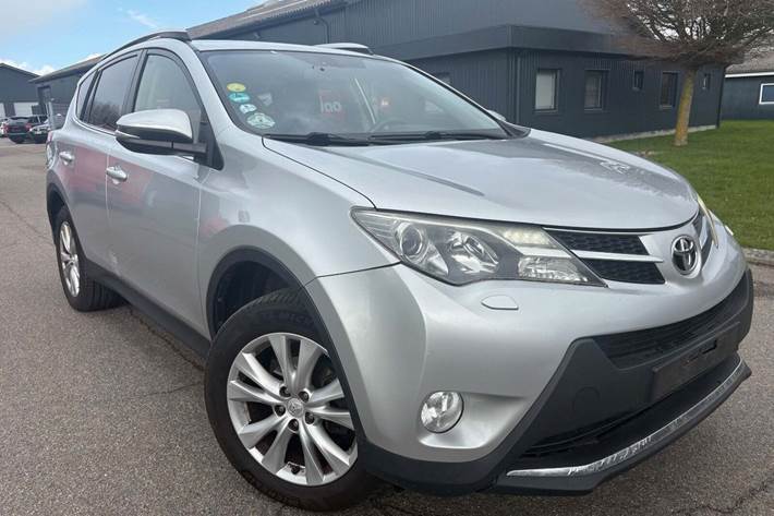 Sølv Toyota RAV4 fra 2015 set udefra