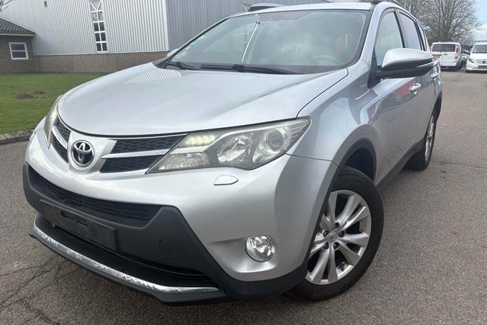 Sølv Toyota RAV4 fra 2015