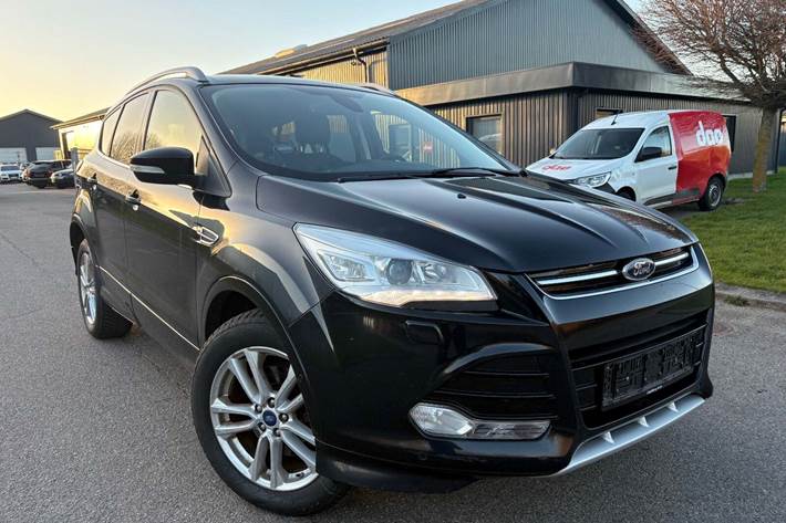 Sort Ford Kuga fra 2016 set udefra