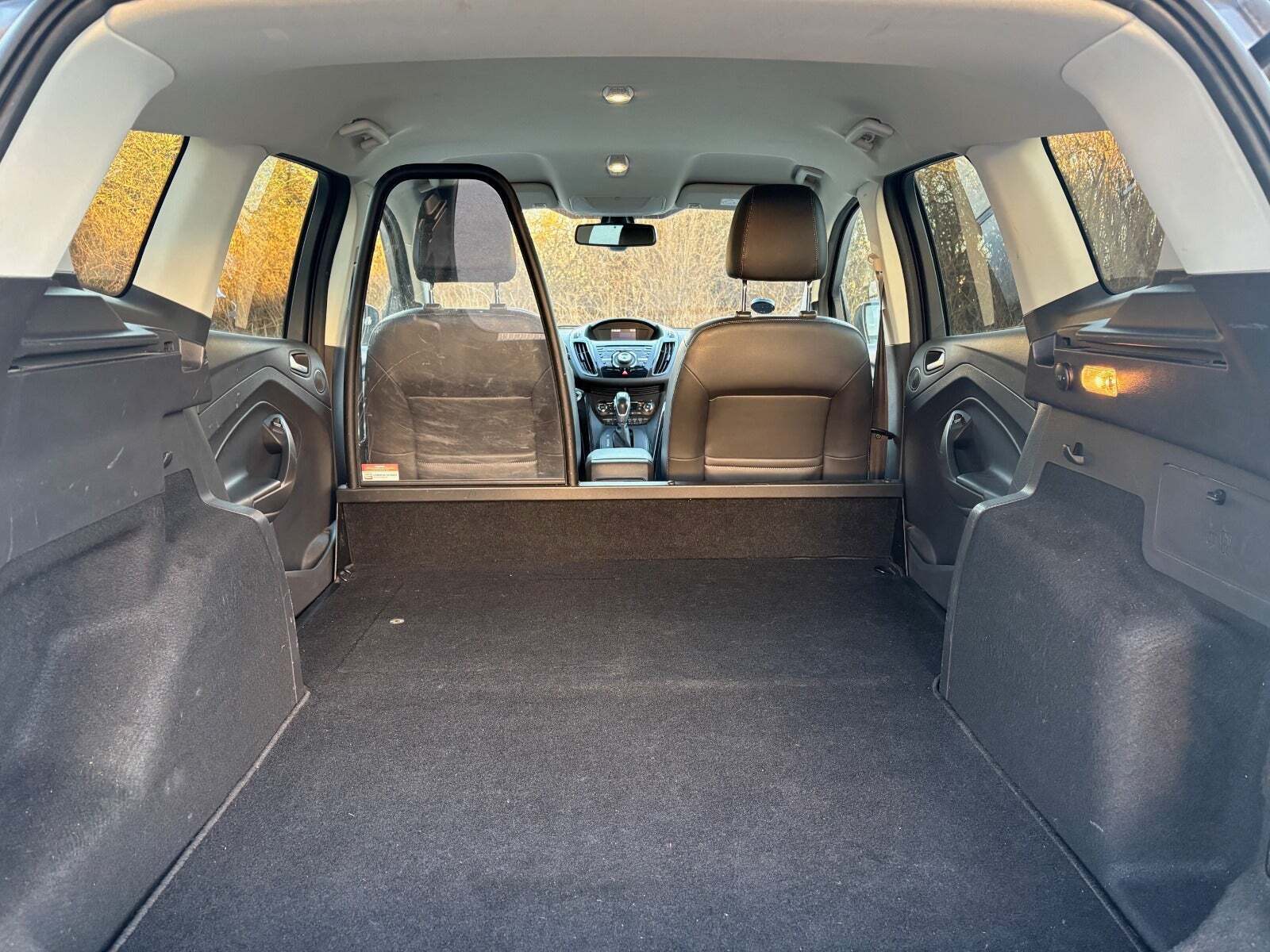 Sort Ford Kuga fra 2016