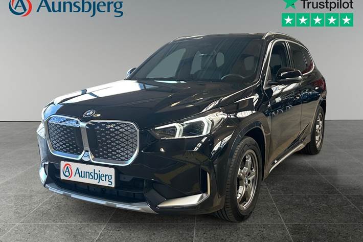 Sort BMW iX1 fra 2024 set udefra