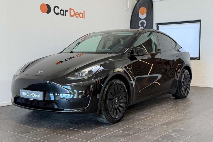 Sort Tesla Model Y fra 2023 set udefra