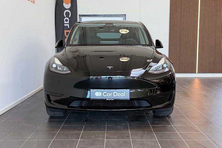 Sort Tesla Model Y fra 2023
