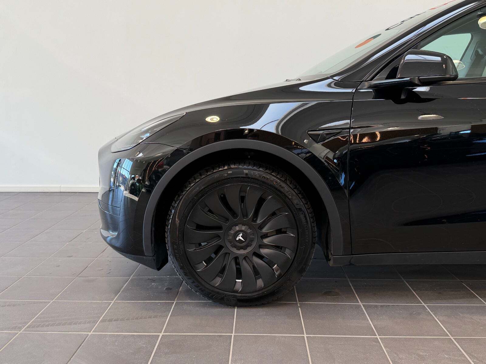 Sort Tesla Model Y fra 2023