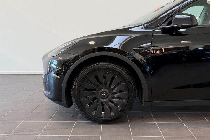 Sort Tesla Model Y fra 2023