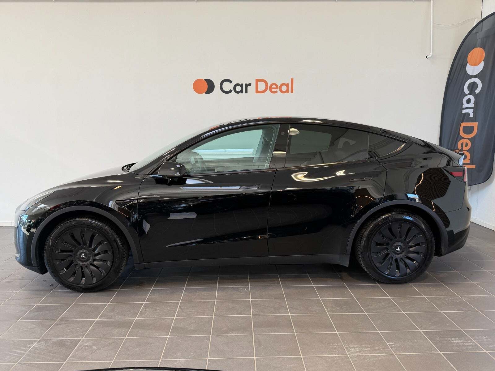 Sort Tesla Model Y fra 2023