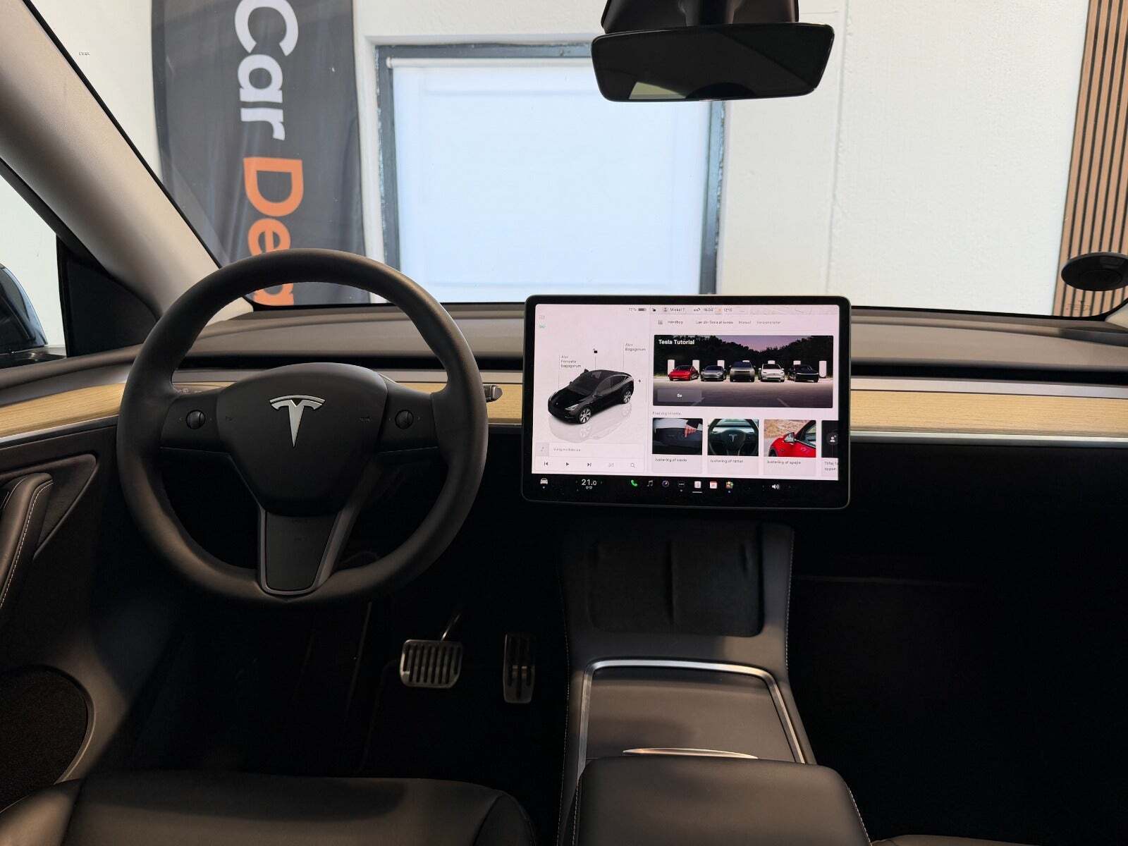Sort Tesla Model Y fra 2023