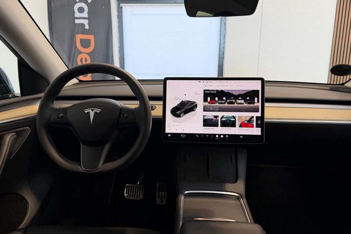 Sort Tesla Model Y fra 2023
