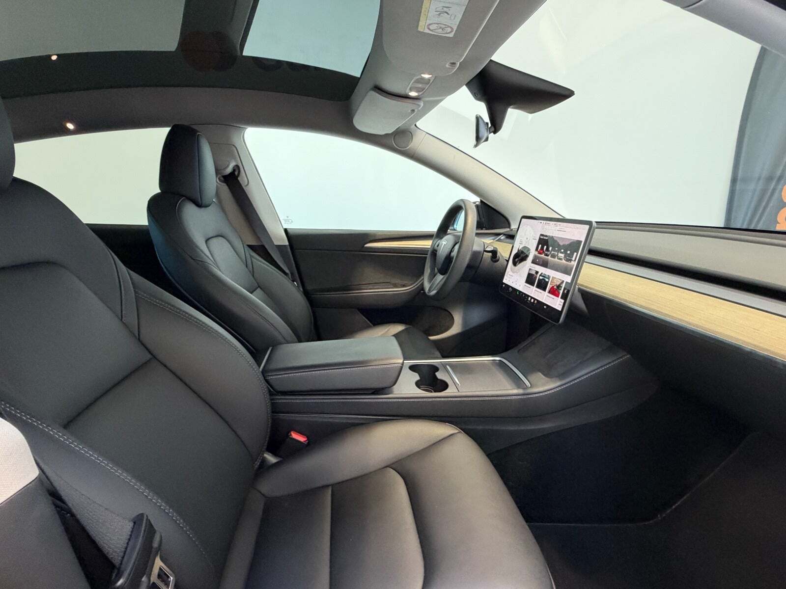 Sort Tesla Model Y fra 2023