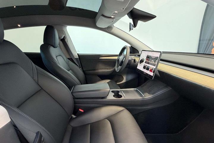 Sort Tesla Model Y fra 2023