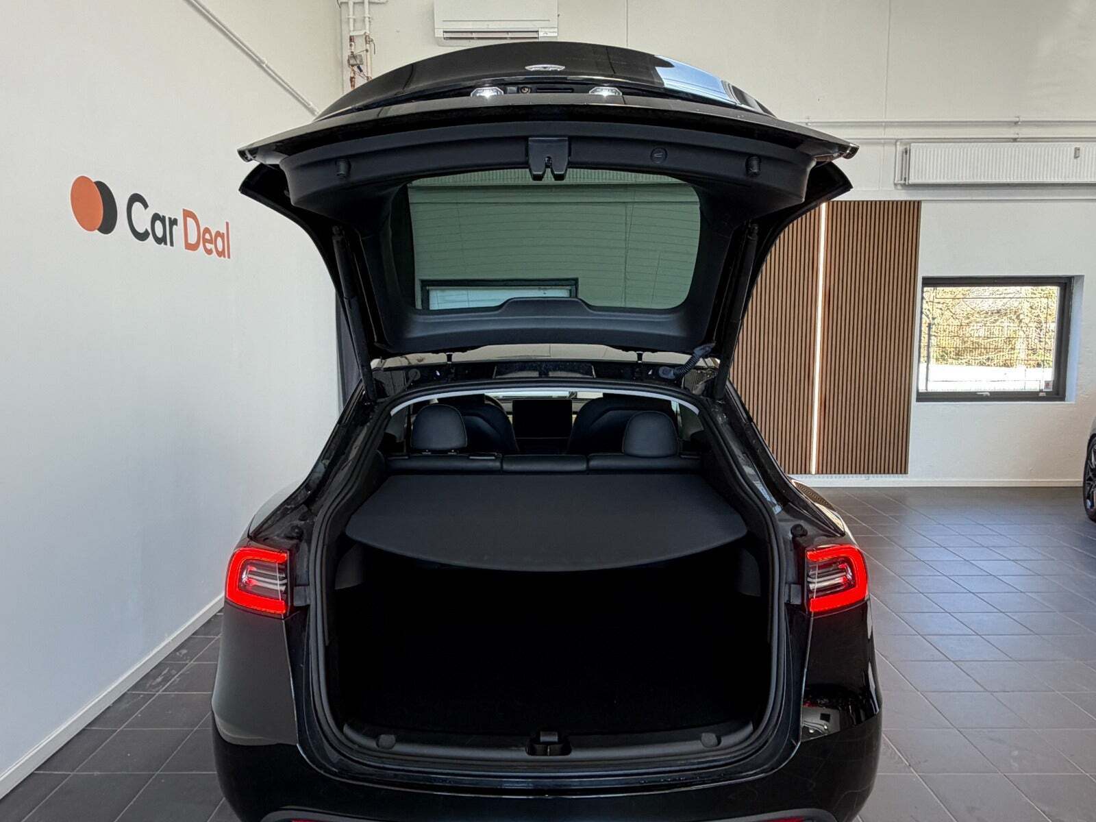 Sort Tesla Model Y fra 2023