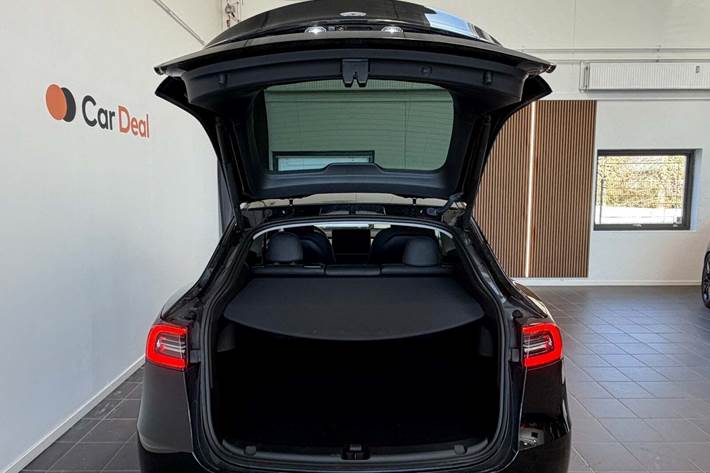 Sort Tesla Model Y fra 2023