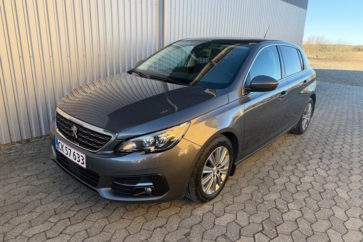 Grå Peugeot 308 fra 2019 set udefra