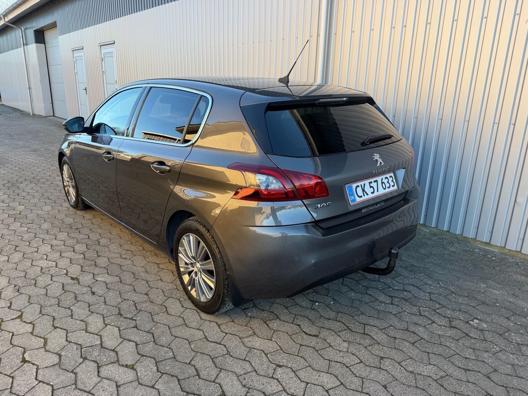 Grå Peugeot 308 fra 2019