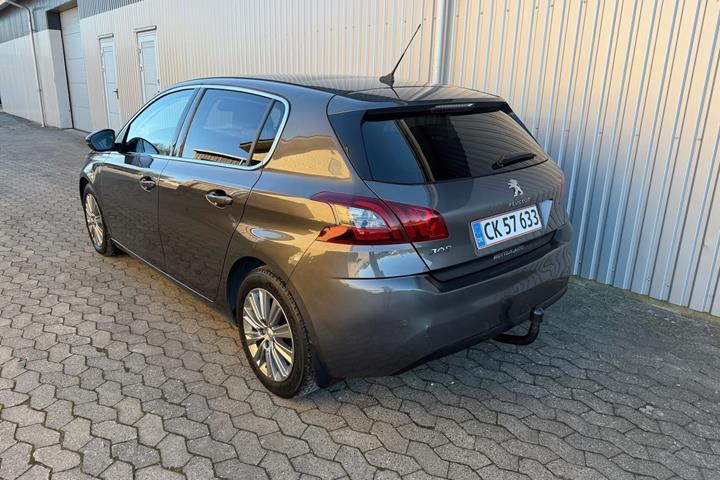 Grå Peugeot 308 fra 2019