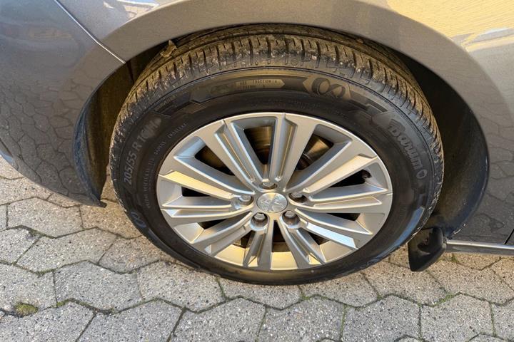 Grå Peugeot 308 fra 2019