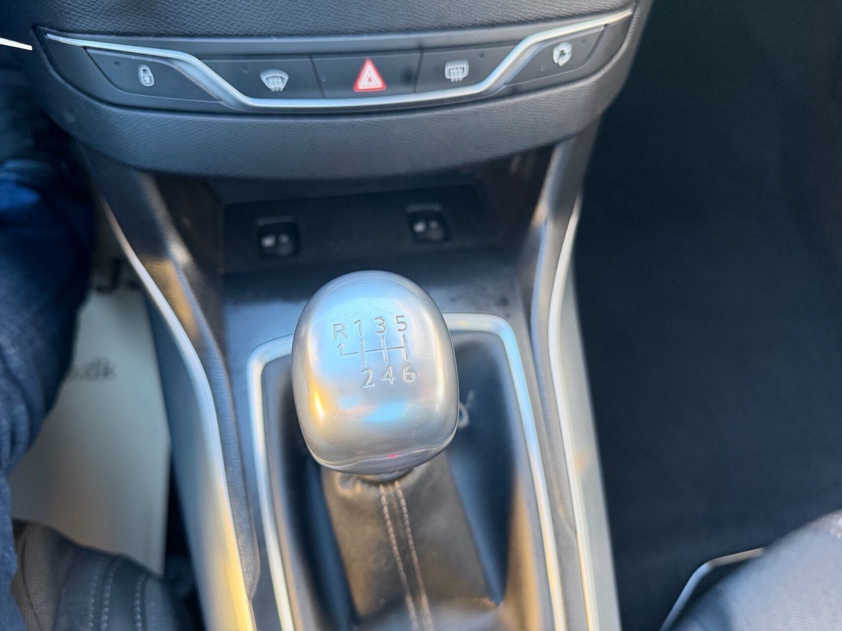Grå Peugeot 308 fra 2019