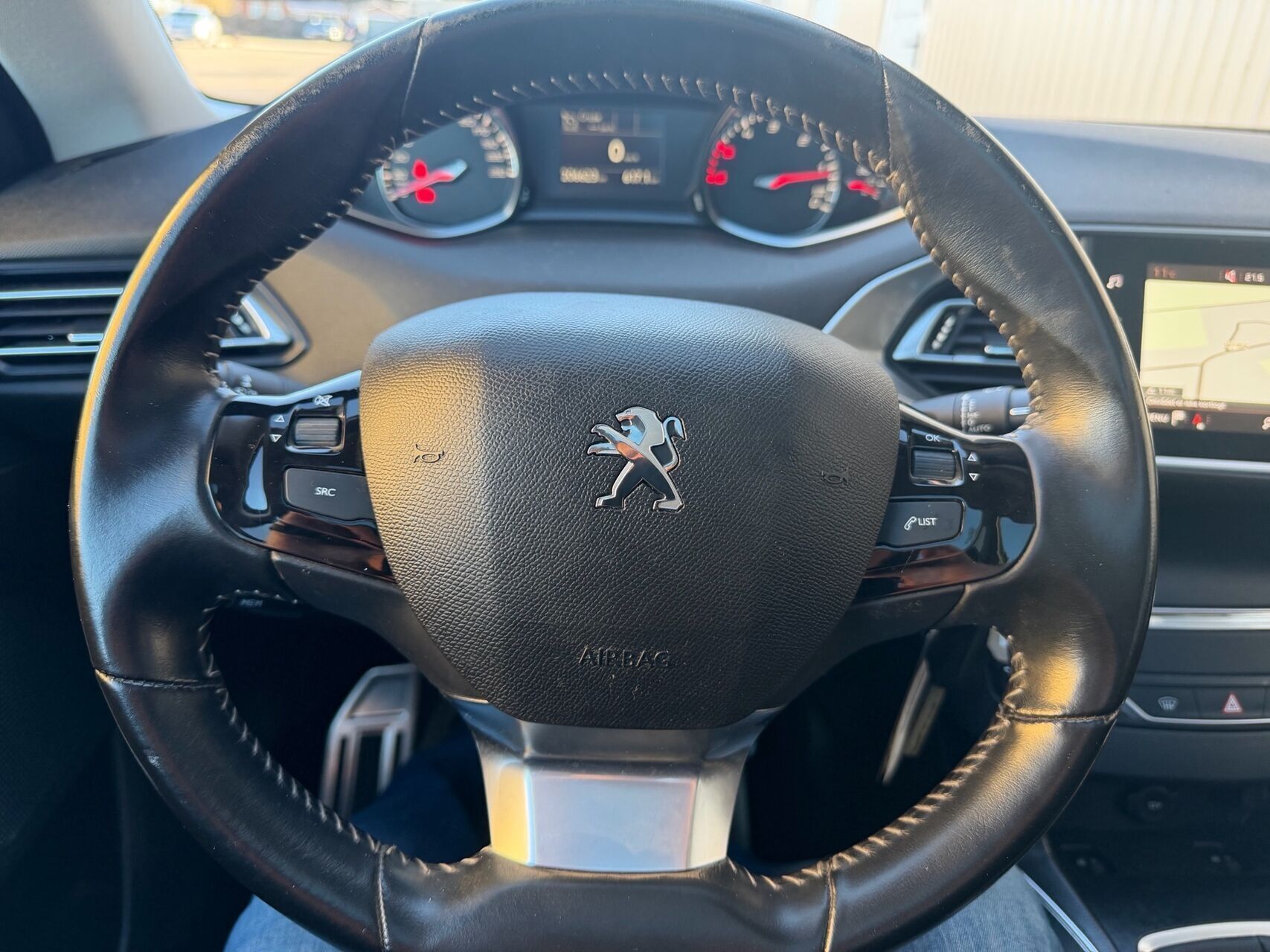 Grå Peugeot 308 fra 2019