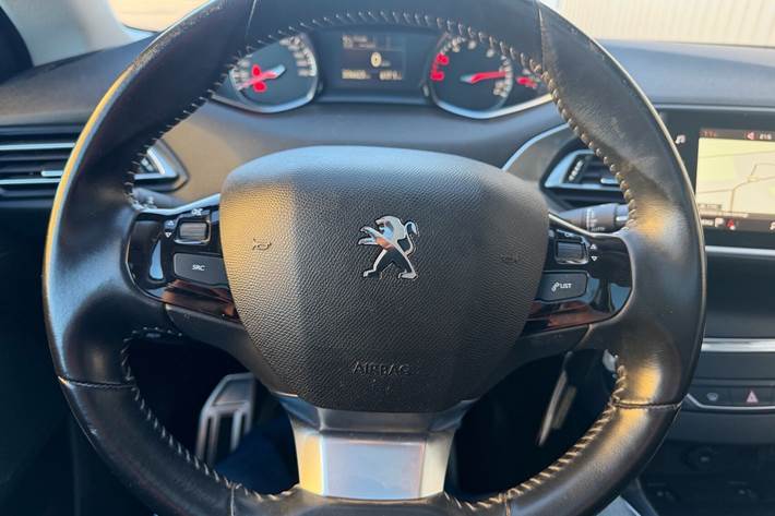 Grå Peugeot 308 fra 2019