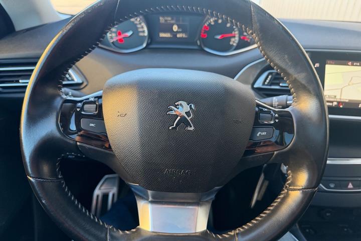 Grå Peugeot 308 fra 2019