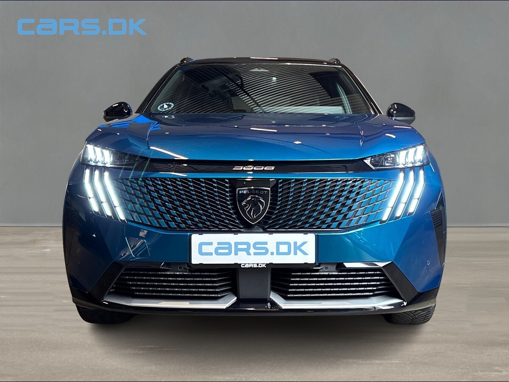 Blå Peugeot e-5008 fra 2024