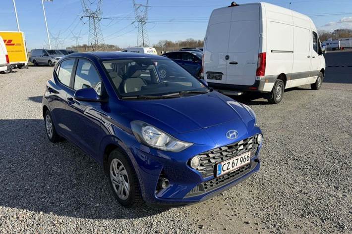 Blå Hyundai i10 fra 2021