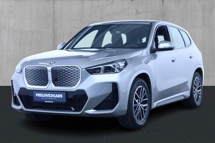 Sølv BMW iX1 fra 2025 set udefra