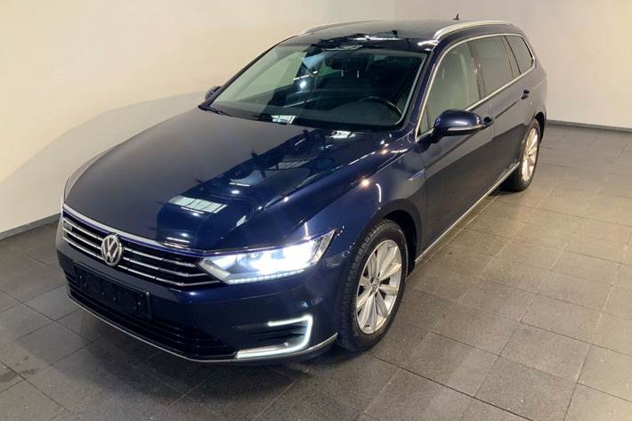 Blå VW Passat fra 2017