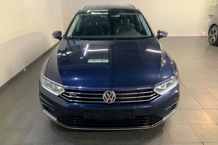 Blå VW Passat fra 2017