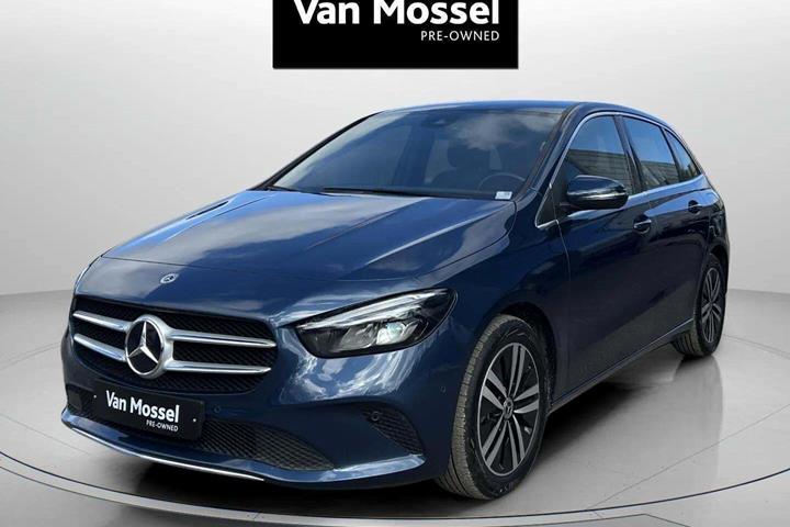 Blå Mercedes B250 e fra 2021 set udefra